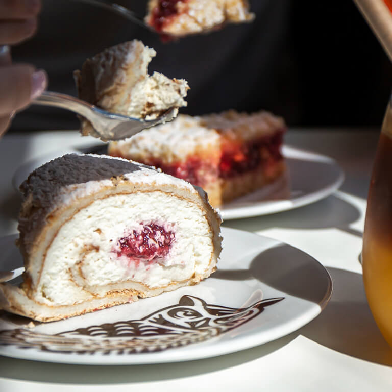 Meringue roulade delight - Roulades - Dessert cakes - Zdjęcie 1