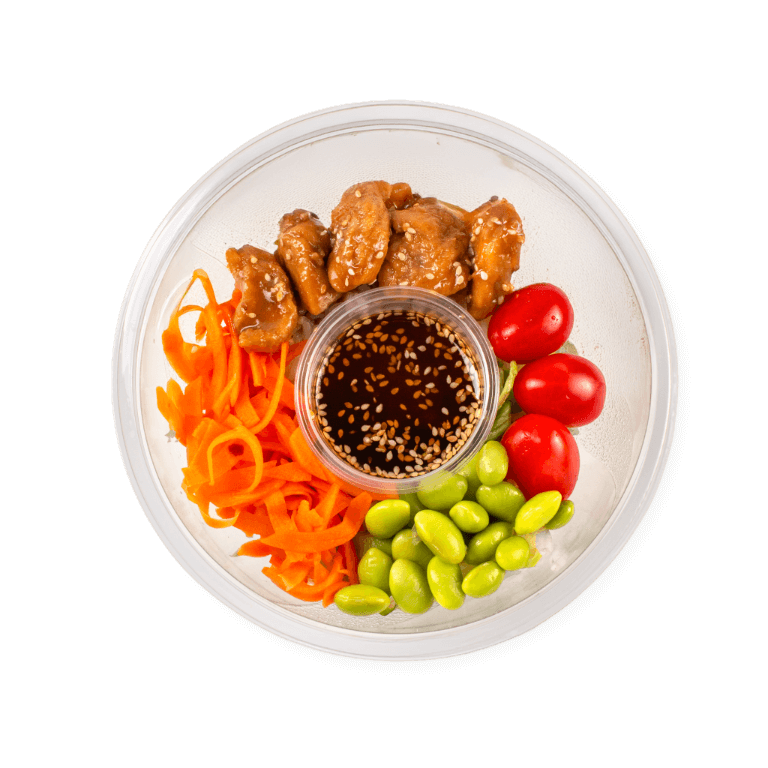 Lekka sałatka z soczystym kurczakiem w sosie teriyaki, chrupiącymi warzywami i delikatnym dressingiem. Idealna propozycja na świeży, pełnowartościowy lunch inspirowany kuchnią azjatycką.
