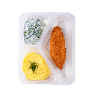 Soczysty kotlet de volay podany z puszystym puree ziemniaczanym i klasyczną mizerią z ogórka. Zrównoważona, pożywna propozycja lunchboxa łącząca tradycyjny smak z delikatnością dodatków.
