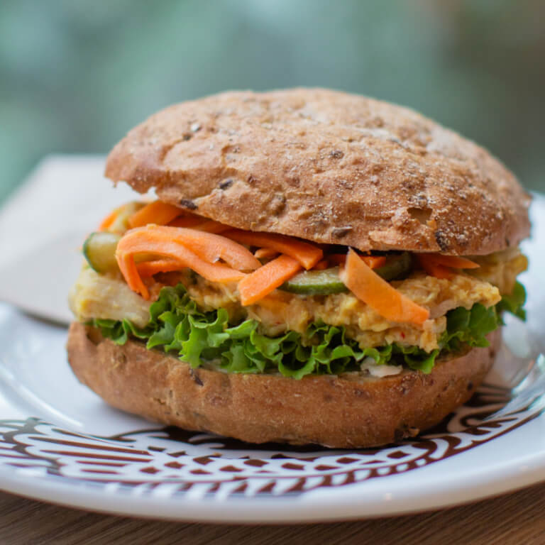Protein Roll with Pulled Curry Chicken - Rolls - Sowa Bistro - Zdjęcie 1