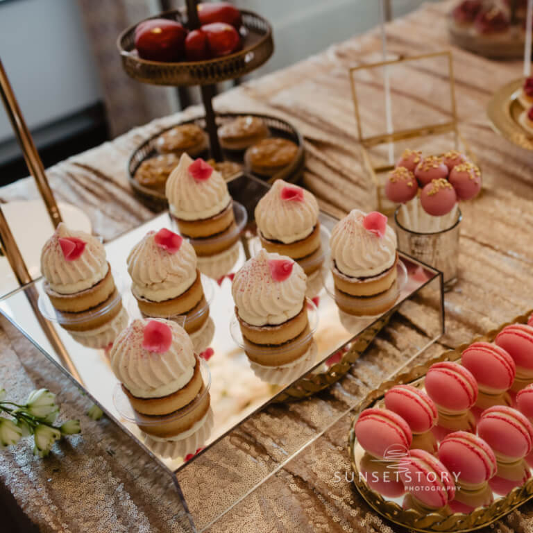 Champagne-strawberry macaroon - Mini desserts  - Sweet Buffet - Zdjęcie 1