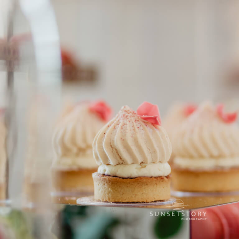 Mini raspberry tart with meringue - Mini desserts  - Sweet Buffet - Zdjęcie 4