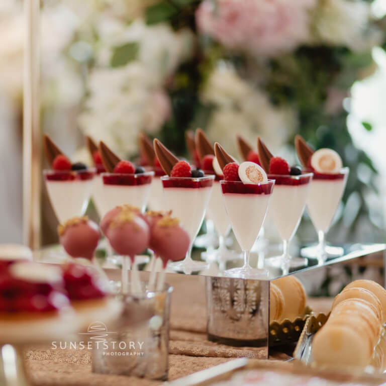 Champagne-strawberry macaroon - Mini desserts  - Sweet Buffet - Zdjęcie 4