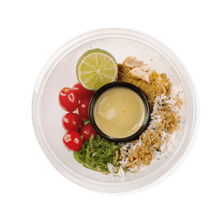Wykwintna sałatka z pieczonym łososiem, świeżymi warzywami i delikatną kompozycją smaków. Zdrowa i elegancka alternatywa na szybki, wartościowy posiłek.