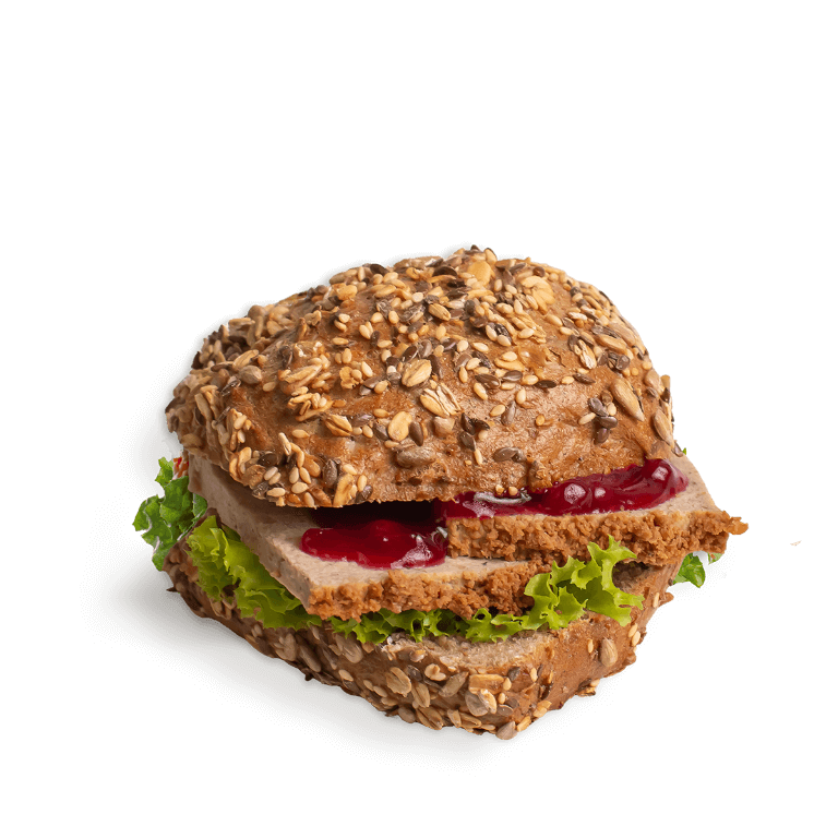 Bułka musli z pasztetem i żurawiną łączy kremową delikatność pasztetu ze słodko-kwaskowym akcentem owoców. Świeże liście sałaty dodają lekkości, tworząc zbalansowaną i wyrazistą kanapkę. 