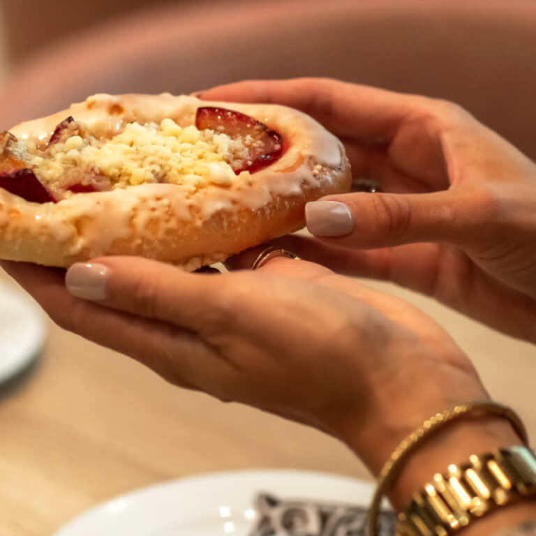 Bun With Plums - Artisanal biscuits - Pastries - Zdjęcie 1