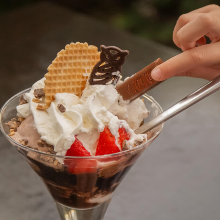 Made with kitkat Ice-cream dessert - In a sundae glass - Ice cream - Zdjęcie 1