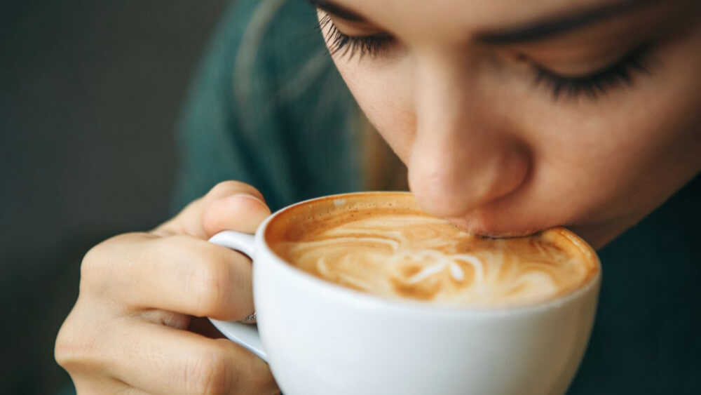 Historia kawy: skąd się wzięła popularna „mała czarna”?