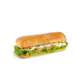 Ciabatta z delikatnym łososiem wędzonym, jajkiem i sałatą. Elegancka i zdrowa propozycja kanapki pełnej białka i smaku.