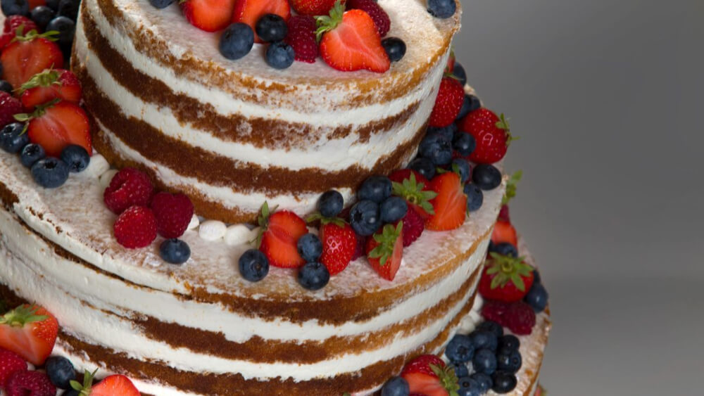 Poznaj naked cake – idealny tort na minimalistyczne wesela
