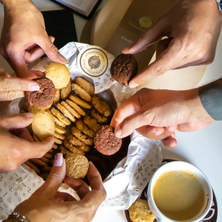 Ciastka sówki w drewnianym opakowaniu - Ciastka pakowane - Ciastka - Zdjęcie 1