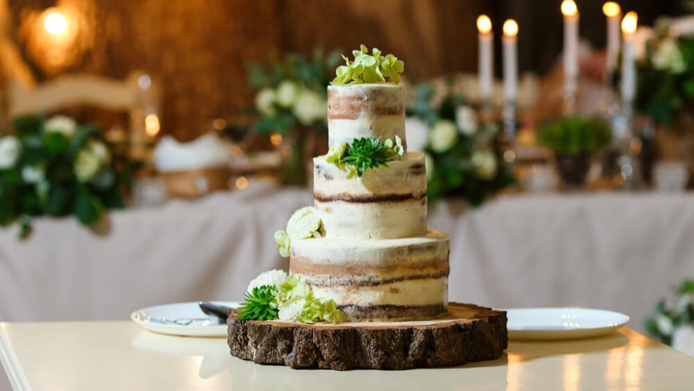 Najmodniejsze torty weselne? Sprawdź, jak wygląda tort rustykalny!