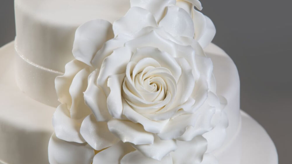 Tort weselny w stylu klasycznym. Poznaj 5 inspiracji od Cukierni Sowa!