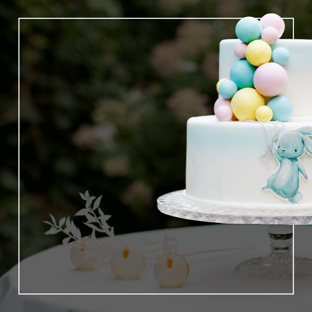 Wykonujemy klasyczne lub ekstradekoracyjne torty na chrzciny. Nasi cukiernicy wspinają się na wyżyny swoich możliwości, przygotowując słodkie wypieki na cześć niemowlaka świętującego ważny dzień w swoim życiu.