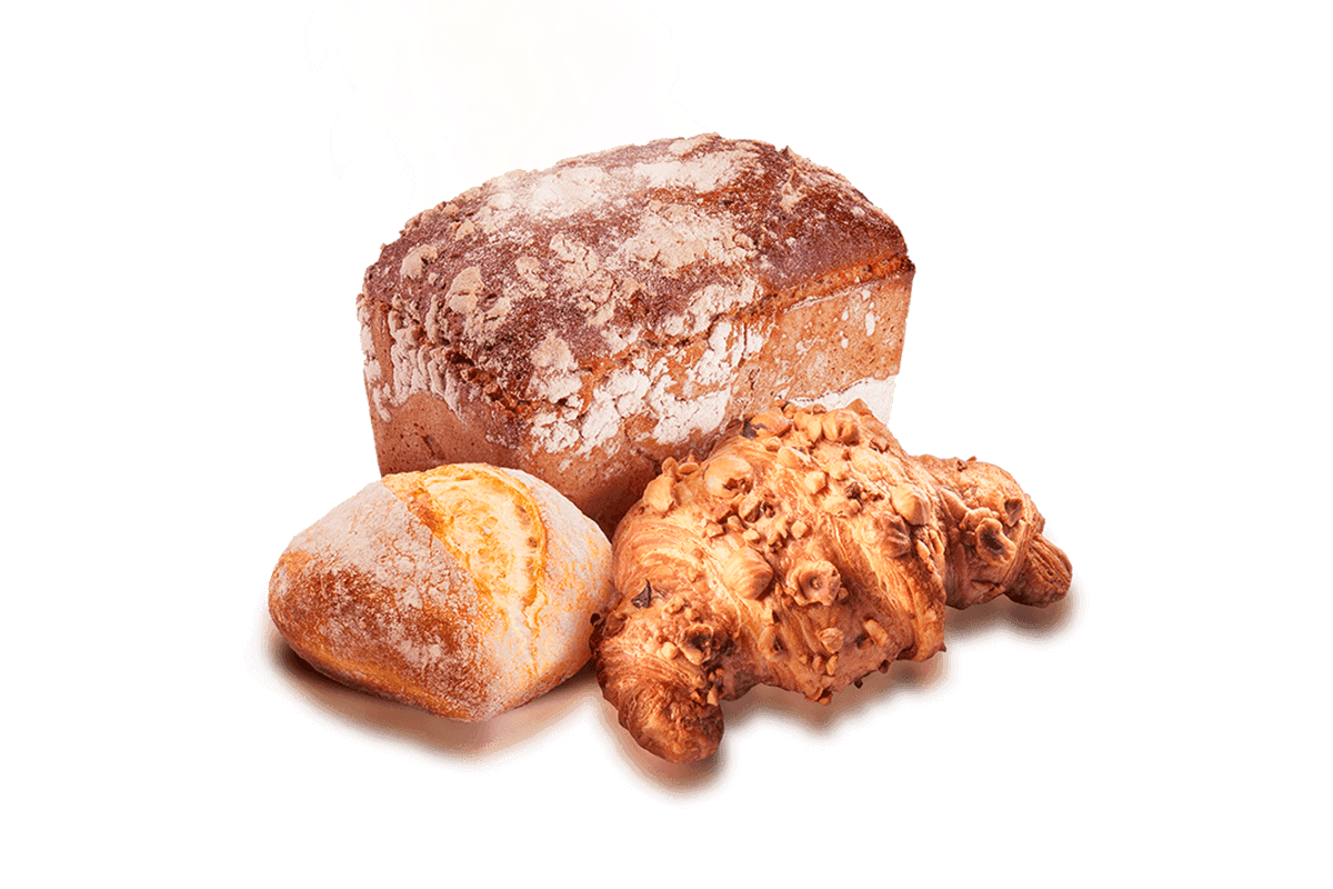 Trzy rodzaje pieczywa na białym tle: bochenek chleba żytniego z mąką na skórce, okrągła bułka pszenna z chrupiącą skórką oraz croissant z orzechami na wierzchu.