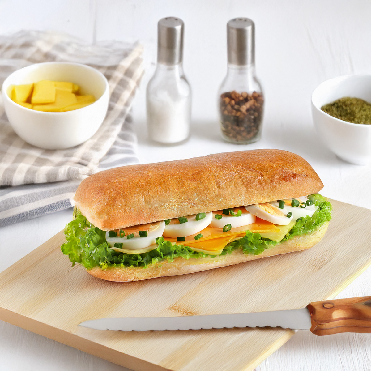 kanapka-z-jajkiem-i-serem-cukiernia-sowa-sowa-bistro