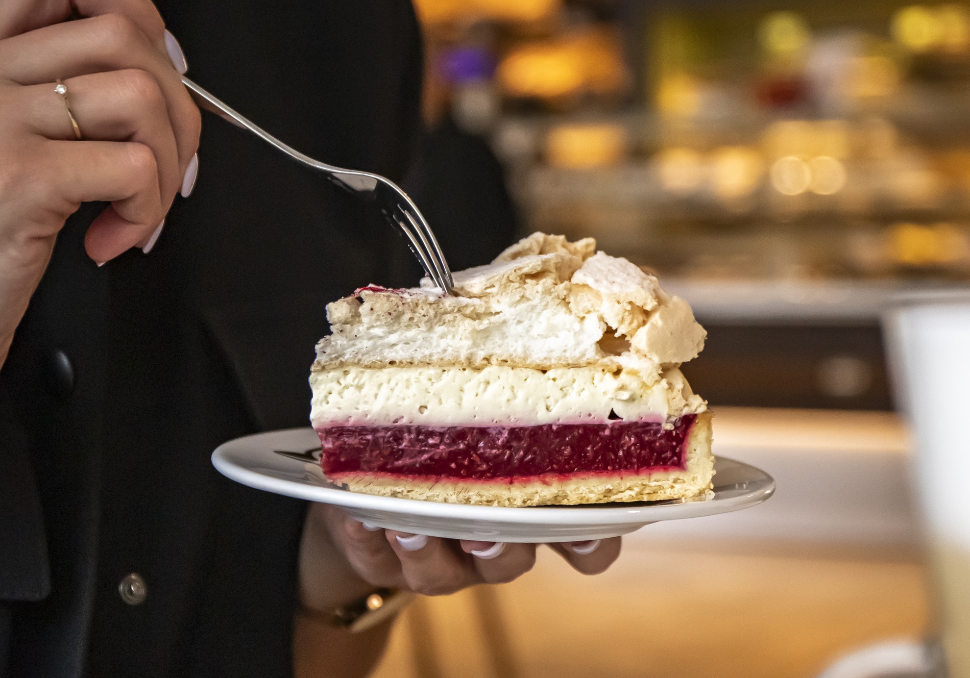 tarta-malinowa-z-beza